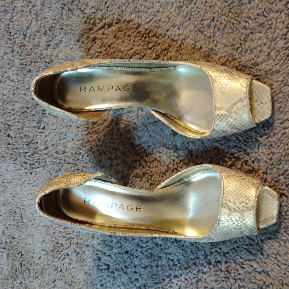 Open toe pumps